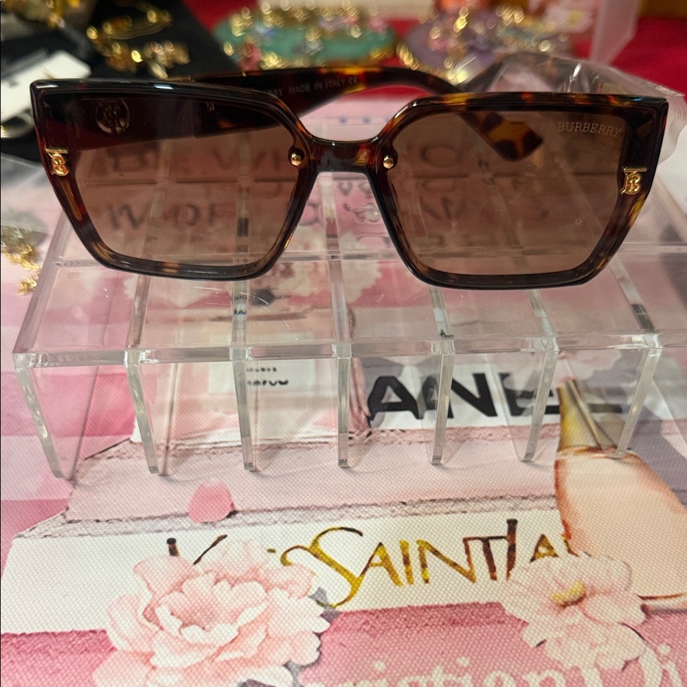 Sunglasses With Tortoise Shell Frame - image 1